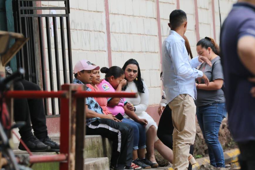 Desconsolada madre de menor asesinado en Jalteva retira los restos de su hijo