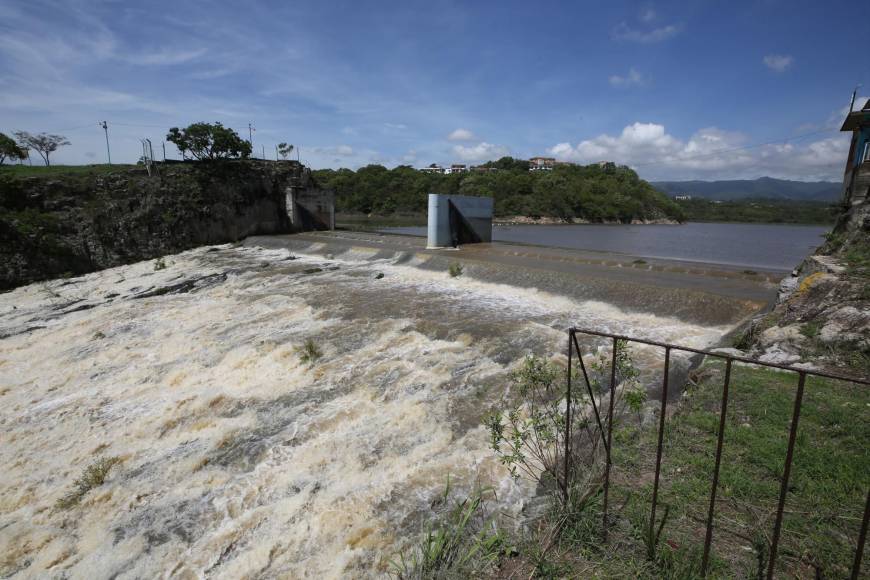 Así luce la represa Los Laureles tras intensas lluvias en la capital