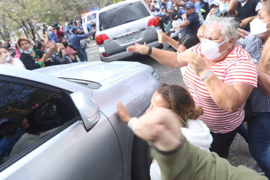 Entre consignas y fuerte resguardo: así fue trasladado JOH a su celda provisional