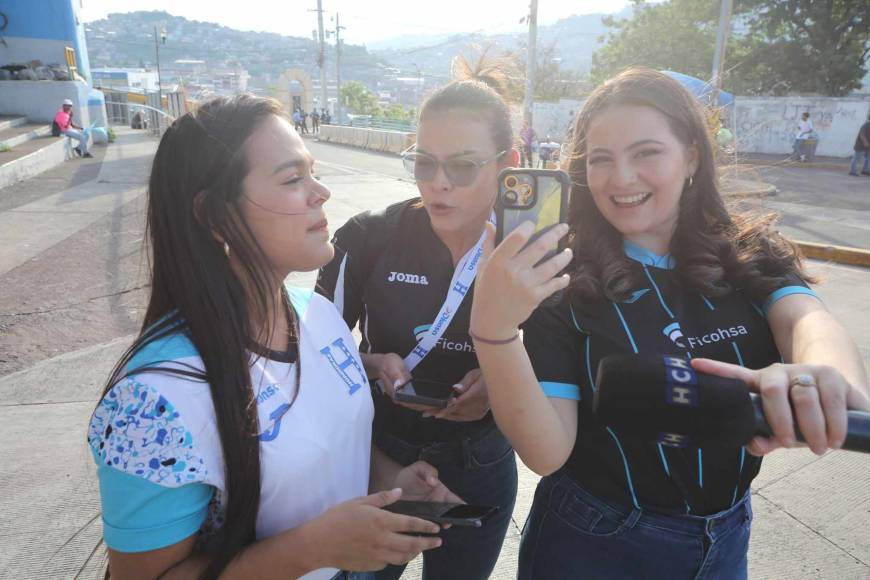 El Nacional se llenó de muchas bellas chicas por el Honduras-Cuba