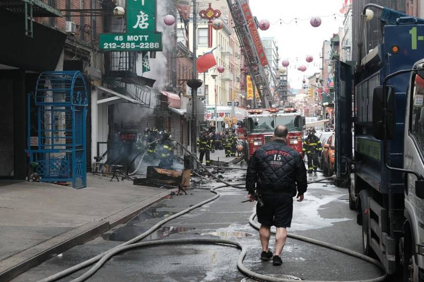 Caos y 10 heridos dejó incendio en Chinatown, NY