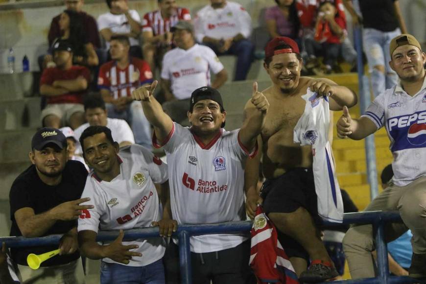 Olimpia y UPNFM fue más bonito en las gradas con su derroche de belleza y color