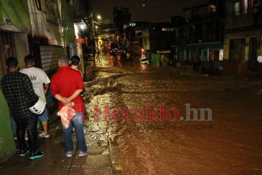 Carros atrapados y viviendas inundadas, las imágenes por las fuertes lluvias en la capital