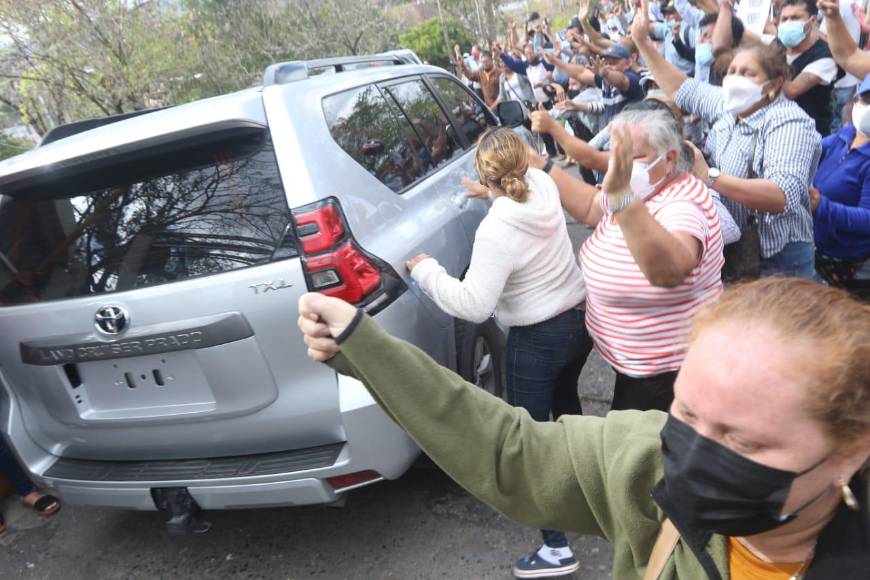 Entre consignas y fuerte resguardo: así fue trasladado JOH a su celda provisional