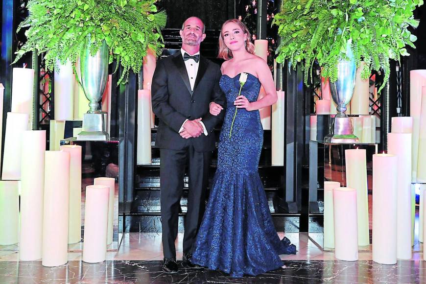 Junto a sus padres y desfilando por la escalinata, así fue la prom 2022 de la Escuela Americana