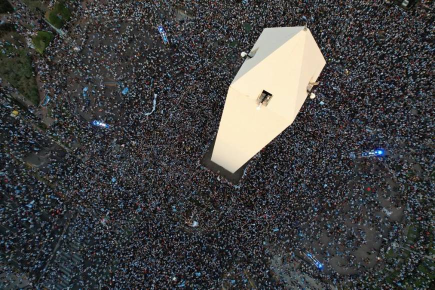 Impactantes imágenes de la celebración de los argentinos en Buenos Aires tras pase a la final del Mundial