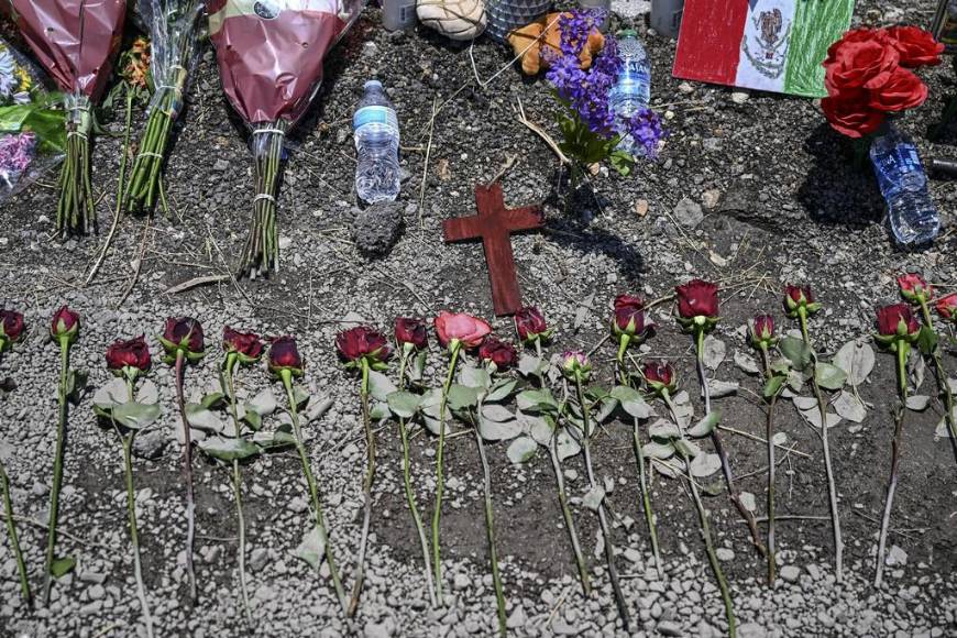 Altares, veladoras y oraciones, así rinden homenaje a migrantes que murieron en tráiler en Texas