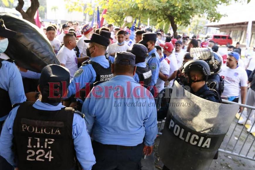 Fuertes medidas de seguridad se viven afuera del Morazán