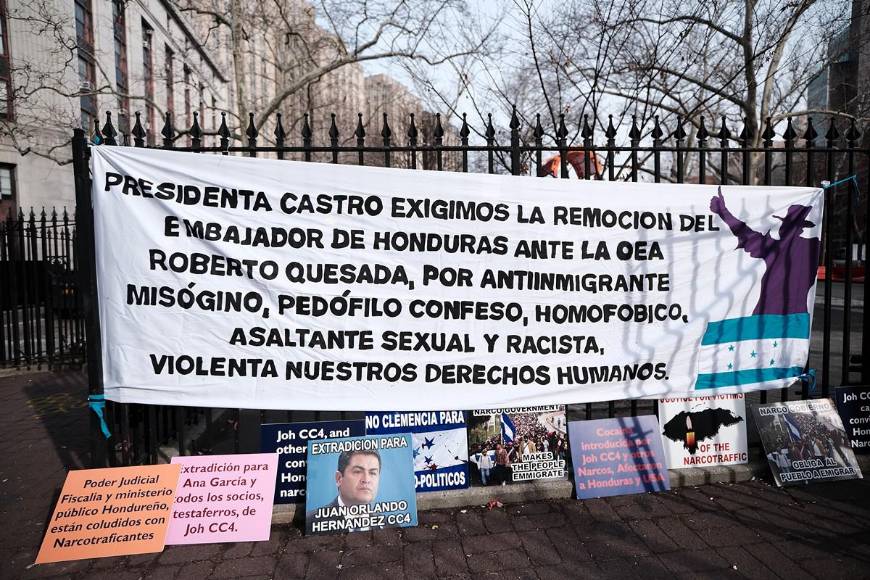 “Sin clemencia”: ¿Qué dicen las pancartas en Nueva York por juicio de JOH?