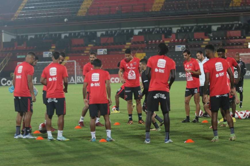 Entre sonrisas, bromas y un pasillo especial a Bryan Ruiz, así entrenó el Alajuelense