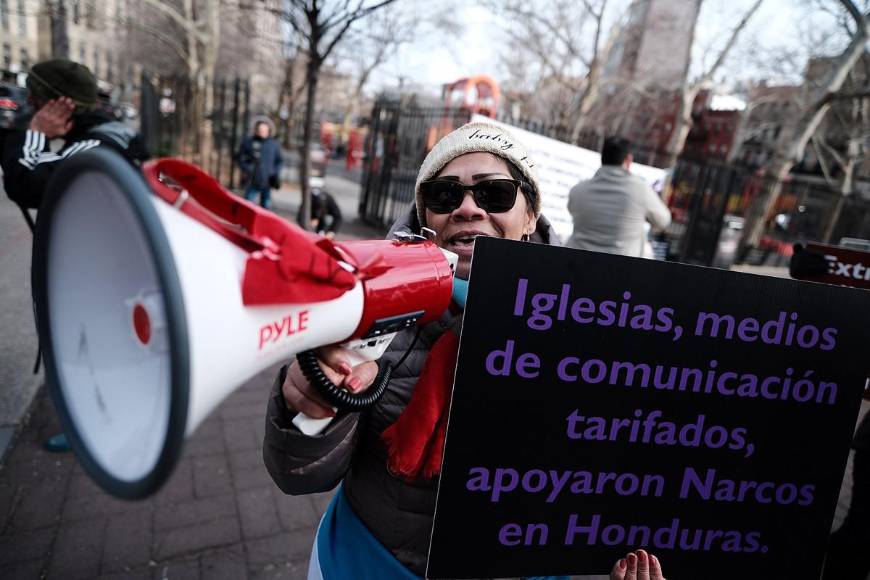 “Sin clemencia”: ¿Qué dicen las pancartas en Nueva York por juicio de JOH?