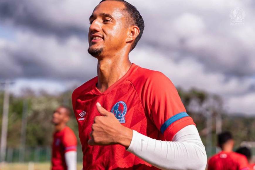 Olimpia para Apertura 2024: Cinco salidas y los fichajes de Pedro Troglio