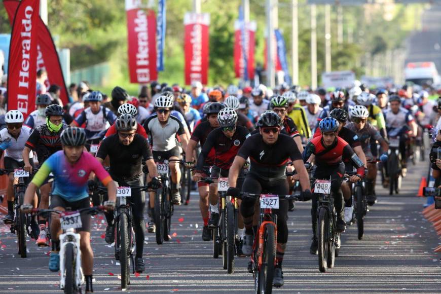 Familias y pequeños se hacen presente a la Vuelta Ciclística 2023
