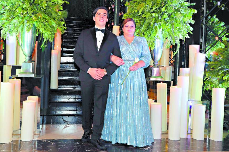 Junto a sus padres y desfilando por la escalinata, así fue la prom 2022 de la Escuela Americana