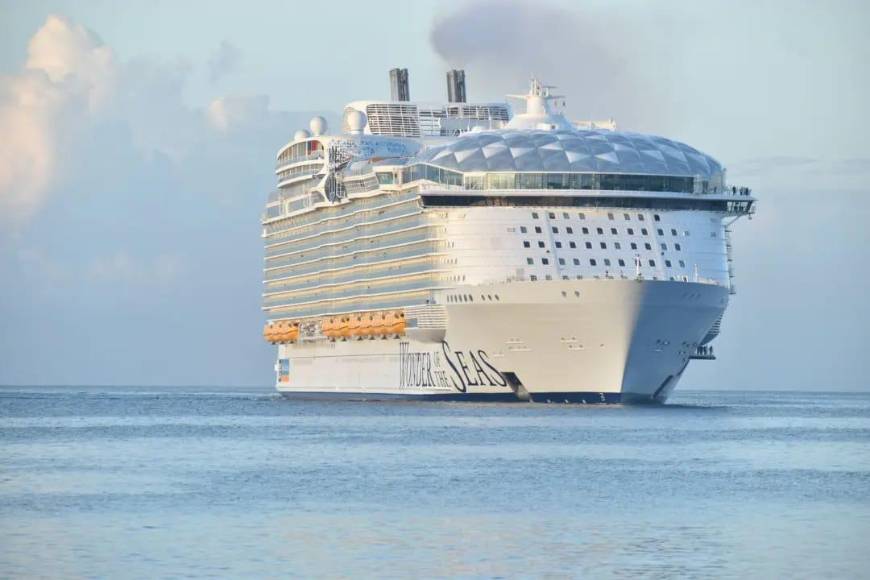 Así es el “Wonder of the Seas”, el crucero más grande del mundo que llegó a Roatán