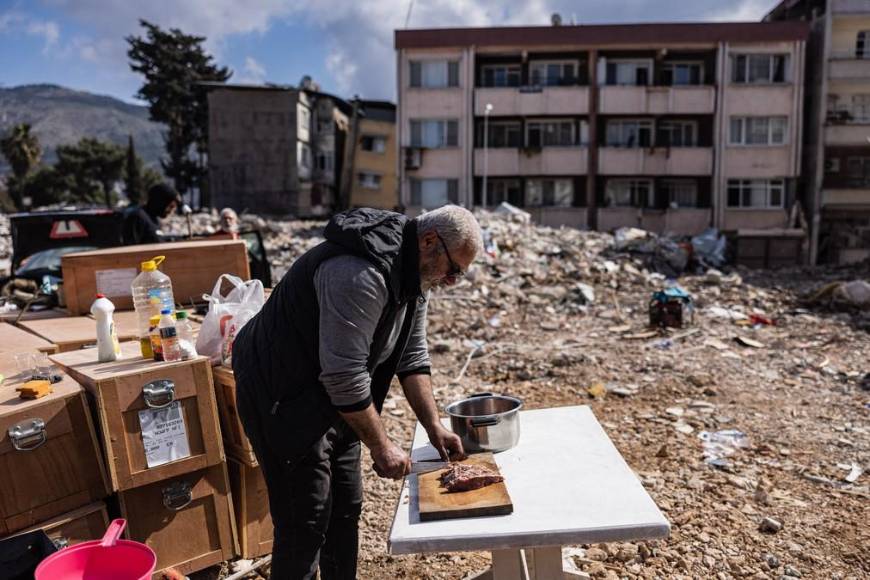 Con globos rojos rinden homenaje a los niños muertos en el terremoto de Turquía
