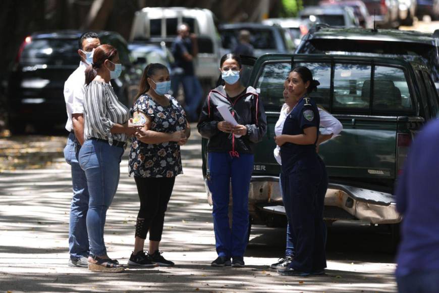 Ataúdes sellados, luto y consternación: así fue el retiro de los cadáveres de los jóvenes asesinados tras mudanza