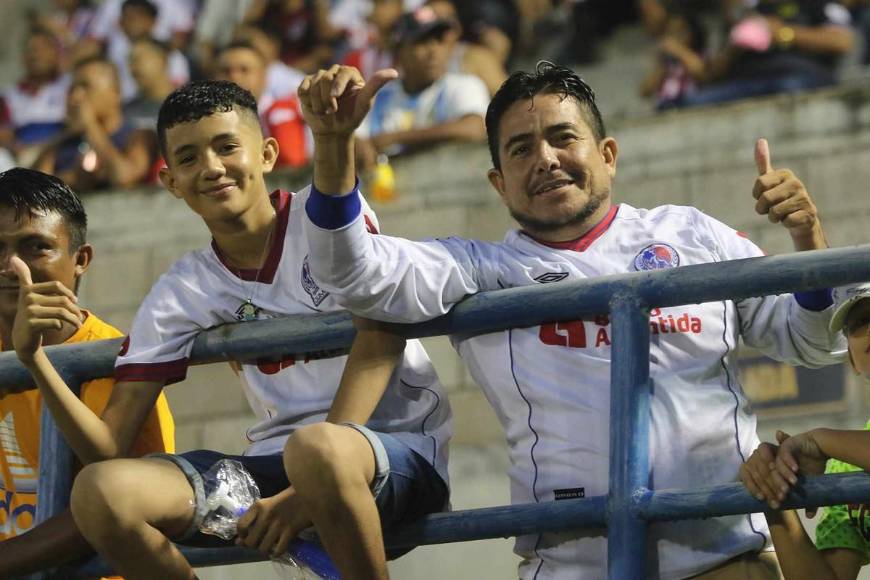 Olimpia y UPNFM fue más bonito en las gradas con su derroche de belleza y color