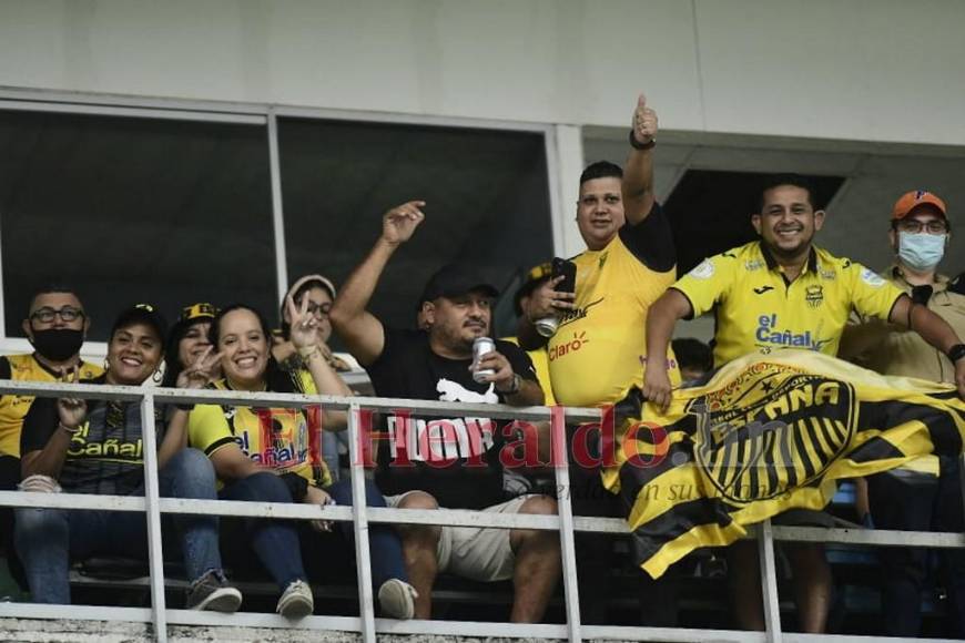 Incondicional apoyo de la barra aurinegra llena de euforia el Estadio Morazán