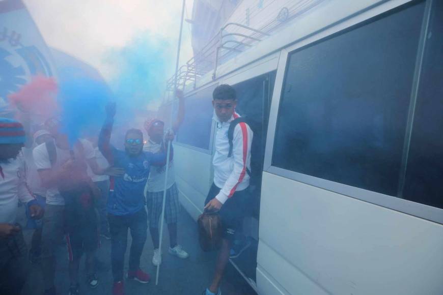 La Ultra Fiel puso el color y empujará a Olimpia a la remontada contra Real España