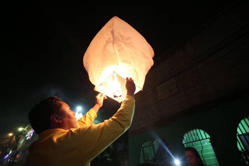 Con pirotecnia y quema de “Años Viejos” capitalinos despidieron el 2023