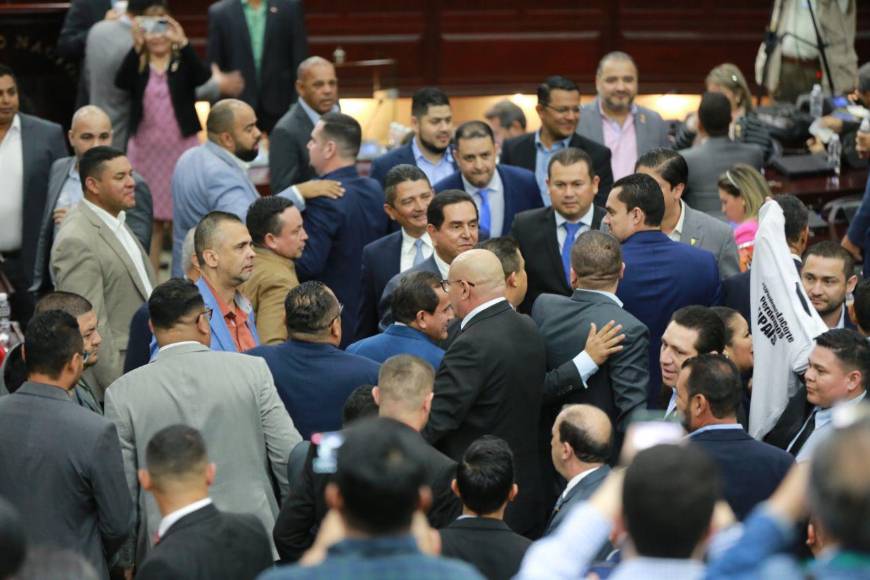 Por una camisa, diputados casi se van a los golpes en el Congreso Nacional