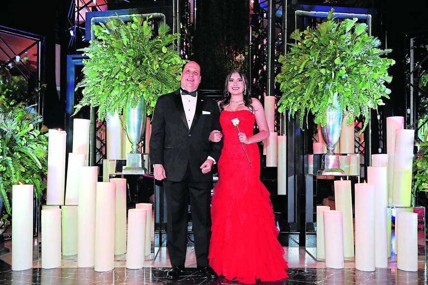 Junto a sus padres y desfilando por la escalinata, así fue la prom 2022 de la Escuela Americana