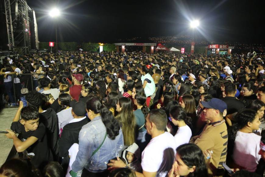 “CONXSION”, una noche de alabanza y adoración junto a Alex Zurdo y su banda