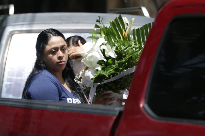 Ataúdes sellados, luto y consternación: así fue el retiro de los cadáveres de los jóvenes asesinados tras mudanza