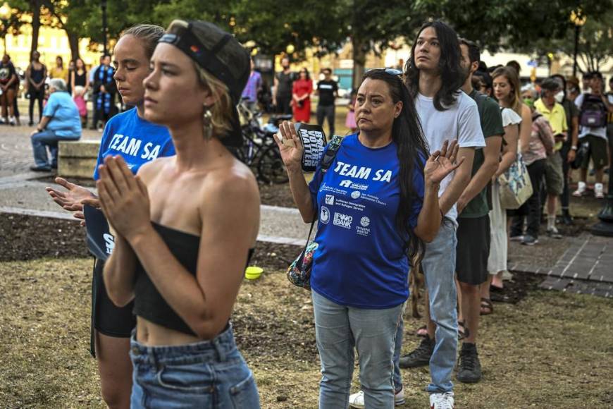Altares, veladoras y oraciones, así rinden homenaje a migrantes que murieron en tráiler en Texas
