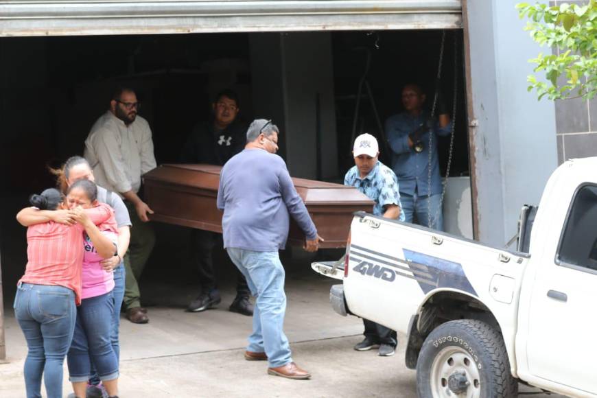 Desconsolada madre de menor asesinado en Jalteva retira los restos de su hijo