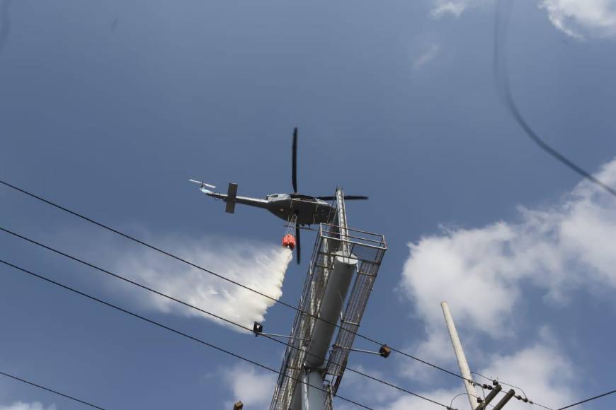 Por aire y tierra luchan para apagar voraz incendio en la capital