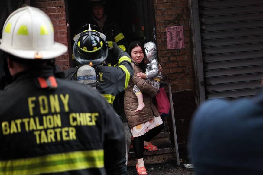 Caos y 10 heridos dejó incendio en Chinatown, NY