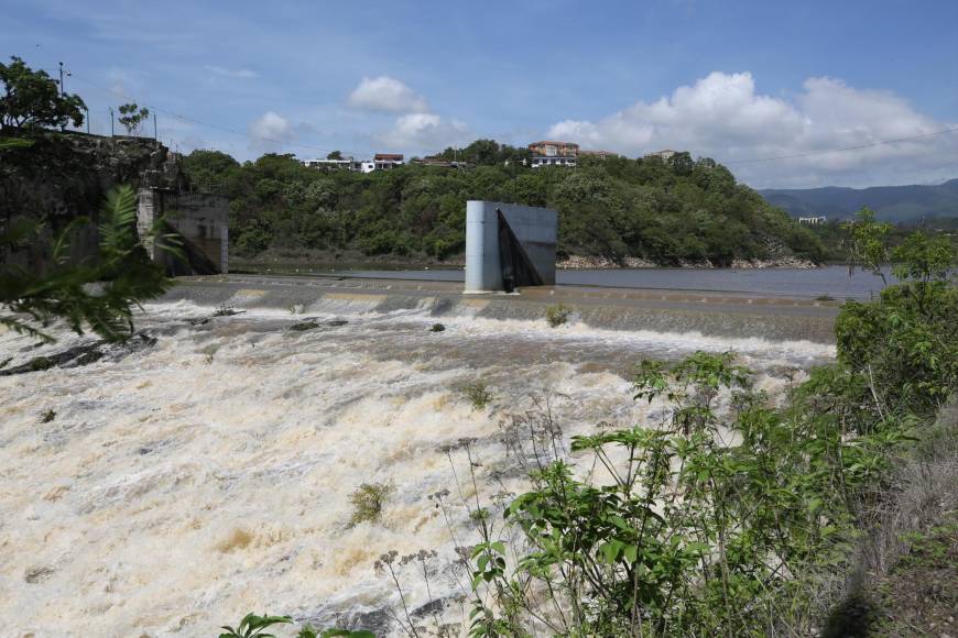 Así luce la represa Los Laureles tras intensas lluvias en la capital