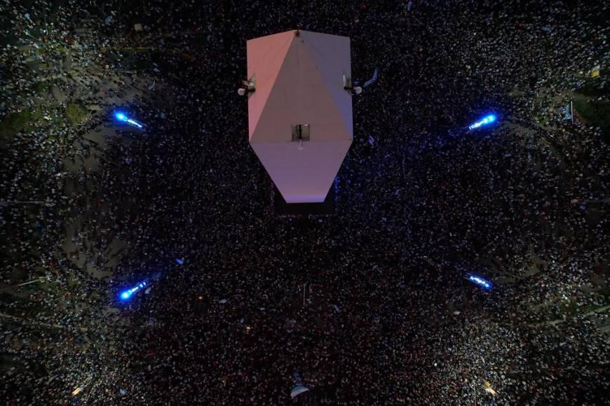 Impactantes imágenes de la celebración de los argentinos en Buenos Aires tras pase a la final del Mundial