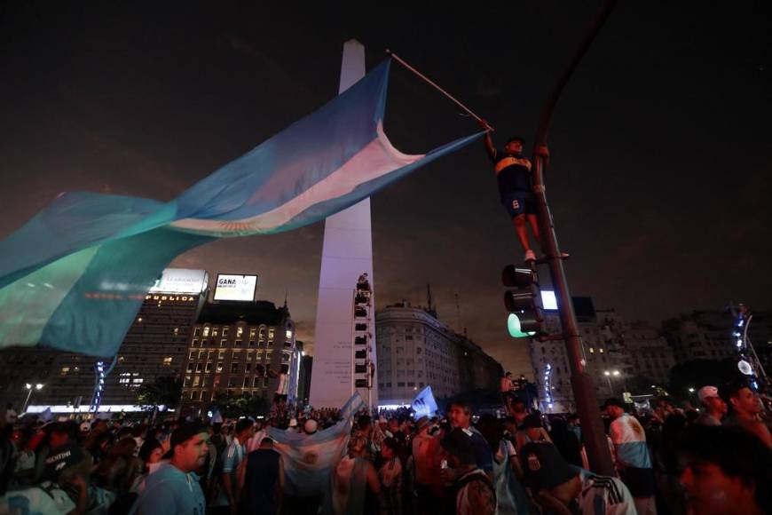 Impactantes imágenes de la celebración de los argentinos en Buenos Aires tras pase a la final del Mundial