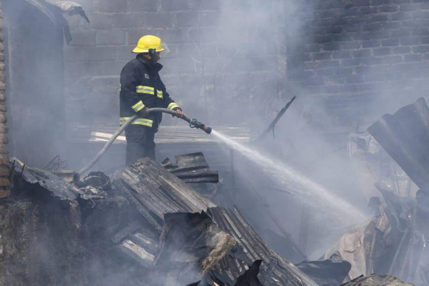 Tragedia: incendio dejó sin vivienda a 12 niños y a sus familias en la capital