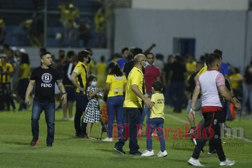 FOTOS: Así fue el violento enfrentamiento entre barras durante el clásico sampedrano