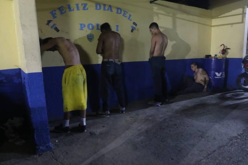 Ocho detenidos, indumentaria policial y armas de grueso calibre: así fue la operación realizada en la capital