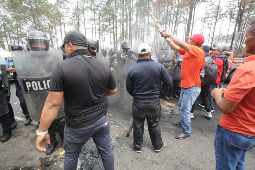 En zafarrancho y desalojo con agua terminó protesta de policías depurados en la carretera CA-5