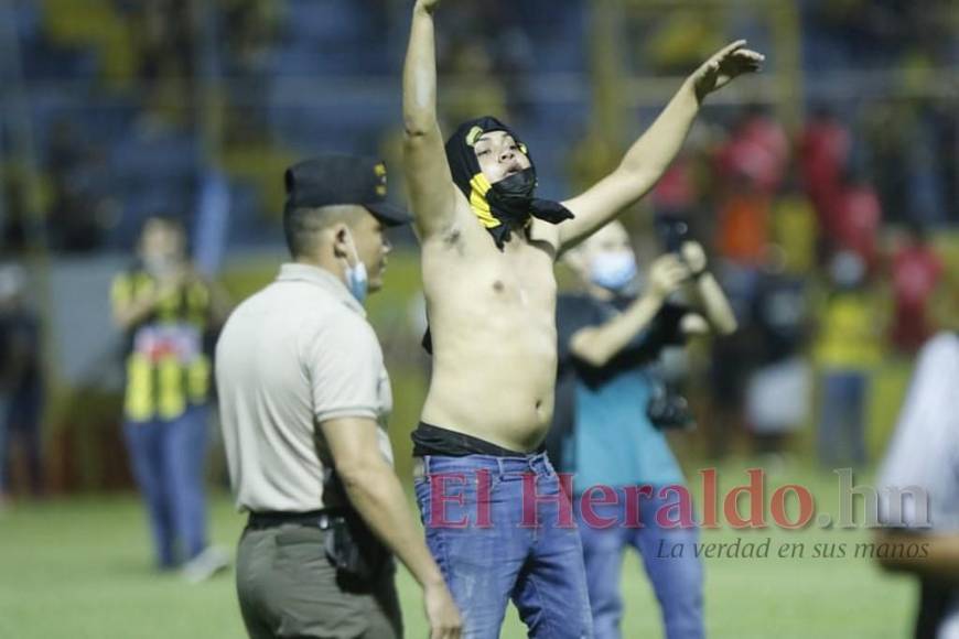 FOTOS: Así fue el violento enfrentamiento entre barras durante el clásico sampedrano