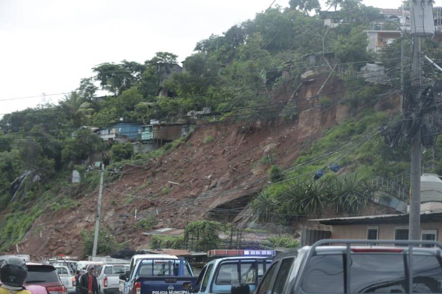 Lluvias provocan deslizamientos en la colonia Villa Nueva de la capital