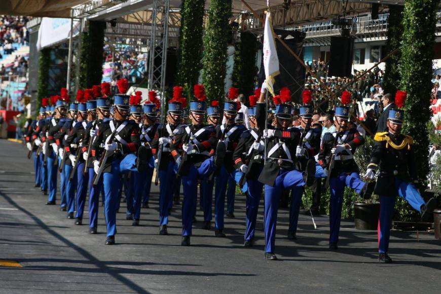 Militares dan inicio a los desfiles patrios en la capital por los 202 años de independencia