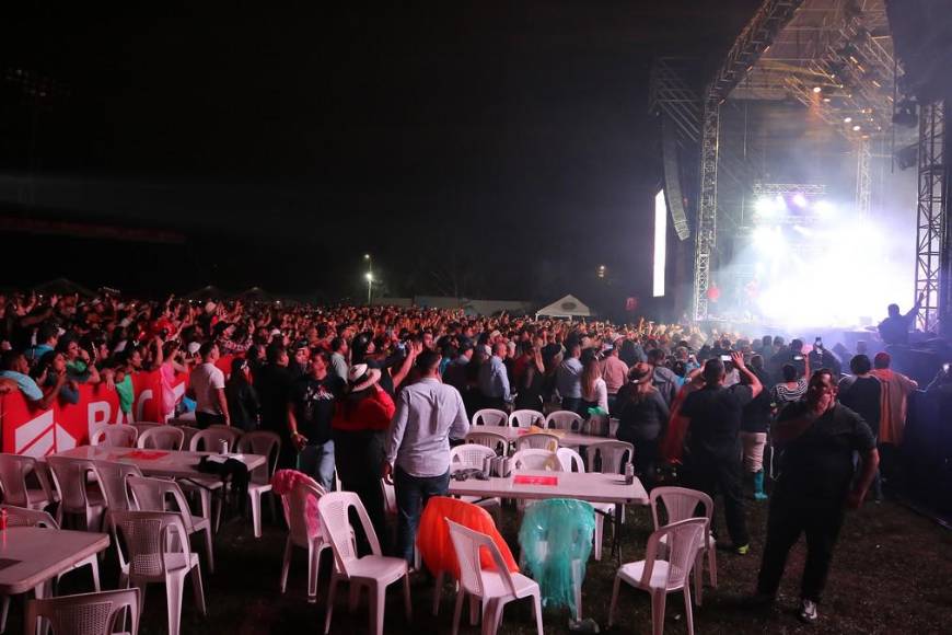 La Banda MS regaló espectacular concierto con sus éxitos en el Chochi Sosa