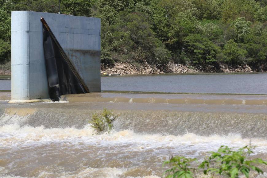 Así luce la represa Los Laureles tras intensas lluvias en la capital
