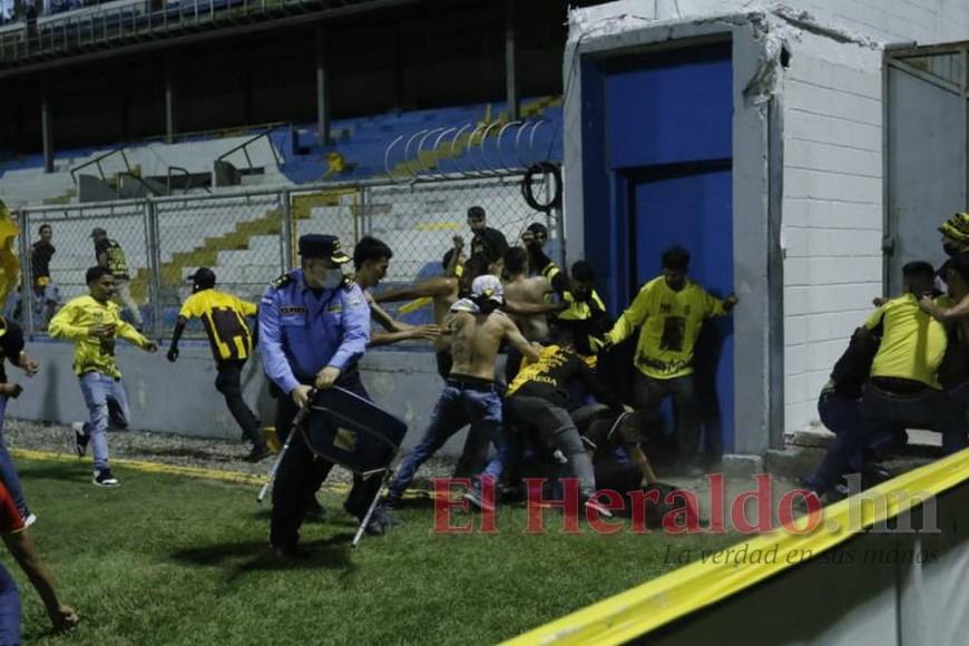 FOTOS: Así fue el violento enfrentamiento entre barras durante el clásico sampedrano