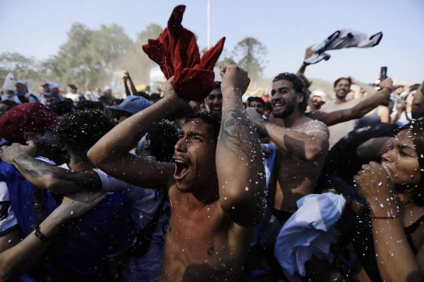 Impactantes imágenes de la celebración de los argentinos en Buenos Aires tras pase a la final del Mundial