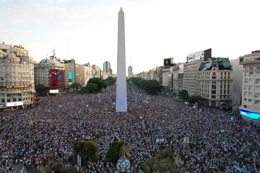 Impactantes imágenes de la celebración de los argentinos en Buenos Aires tras pase a la final del Mundial