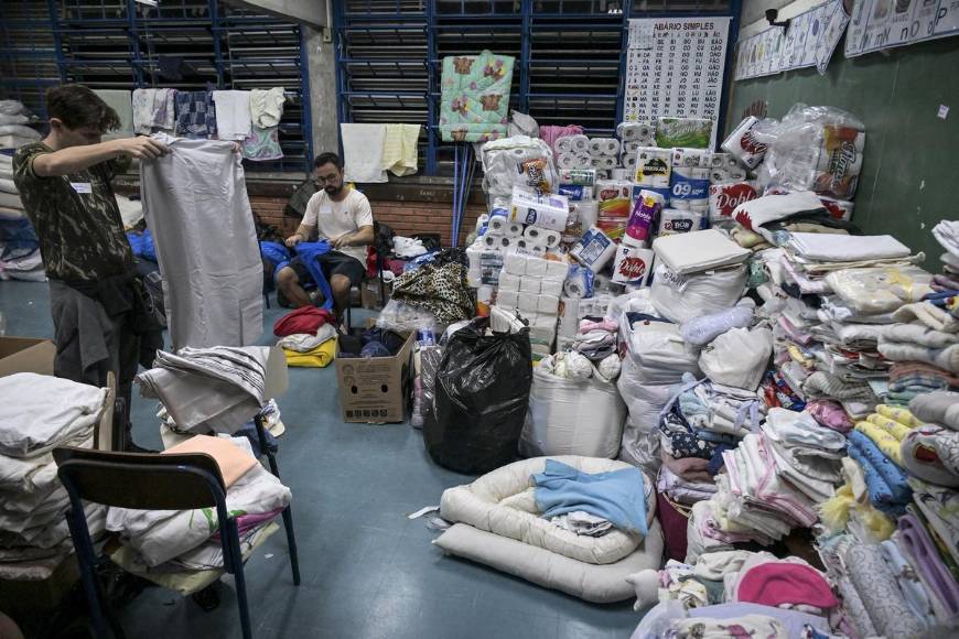 Miles de damnificados por inundaciones en Brasil son refugiados en albergues