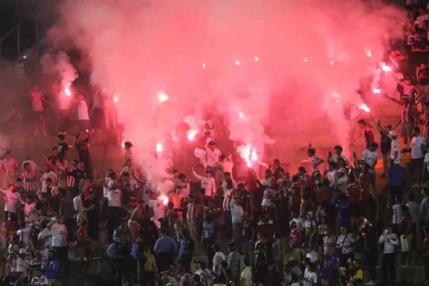 Olimpia y UPNFM fue más bonito en las gradas con su derroche de belleza y color